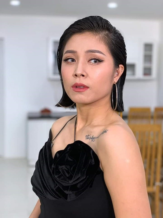  Hoàng Linh từng có một cuộc hôn nhân với MC Trung Nghĩa, kém cô 2 tuổi và có với nhau 2 cậu con trai sinh đôi. Tuy nhiên sau đó cả hai chia tay.