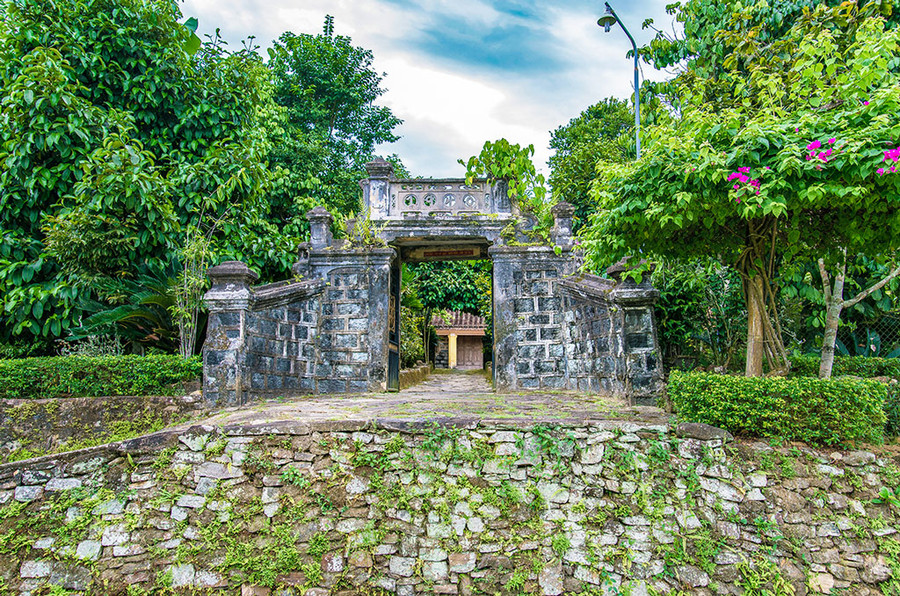 Những ngôi nhà được xây dựng kết hợp giữa những ngõ đã, những hàng chè tàu được cắt tỉa cẩn thận tạo nên nét đặc trưng của làng quê Lộc Yên.