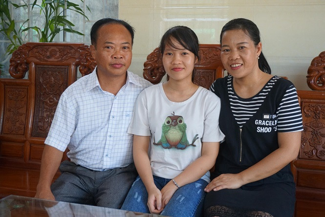 Bố mẹ Hà Phương tự hào, tràn ngập niềm vui về cô con gái út. (ảnh Hoài Nam) Bố mẹ Hà Phương tự hào, tràn ngập niềm vui về cô con gái út. (ảnh Hoài Nam)