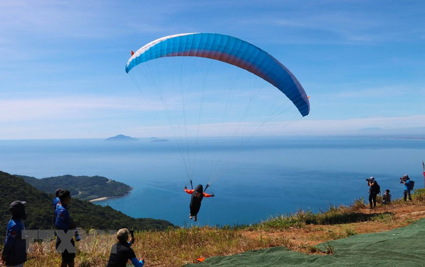  Các vận động viên biểu diễn lượn dù sau khi xuất phát. (Ảnh: Trần Lê Lâm/TTXVN)