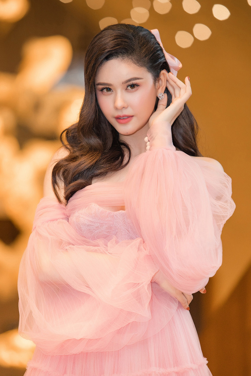  Ngoài ra, nói về việc làm sao để giữ được thần thái tươi vui, nhẹ nhàng trong bất kể tình huống nào khi hoạt động trong môi trường khắc nghiệt như showbiz, Trương Quỳnh Anh còn “bật mí” bí quyết của cô là bỏ ngoài tai những điều tiếng thị phi không đáng có.