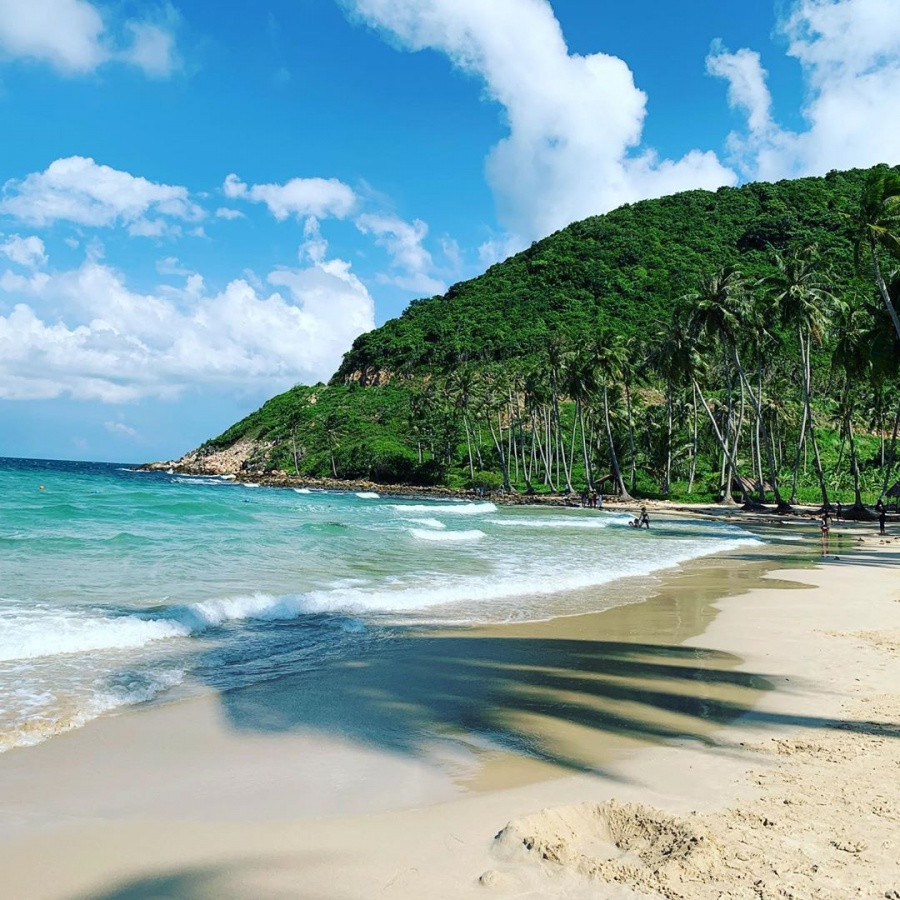 Quần đảo Nam Du được nhiều khách du lịch ưu ái ví von như "Maldives của Việt Nam" còn trang Culture Trip lại dành lời nhận xét "có cánh" về bãi Cây Mến trên đảo: “Chúng tôi không biết phải gọi nơi đó là gì ngoài thiên đường!” (Ảnh: Dorohr) Quần đảo Nam Du được nhiều khách du lịch ưu ái ví von như