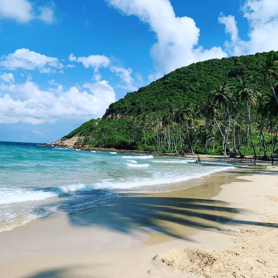 Quần đảo Nam Du được nhiều khách du lịch ưu ái ví von như "Maldives của Việt Nam" còn trang Culture Trip lại dành lời nhận xét "có cánh" về bãi Cây Mến trên đảo: “Chúng tôi không biết phải gọi nơi đó là gì ngoài thiên đường!” (Ảnh: Dorohr) Quần đảo Nam Du được nhiều khách du lịch ưu ái ví von như