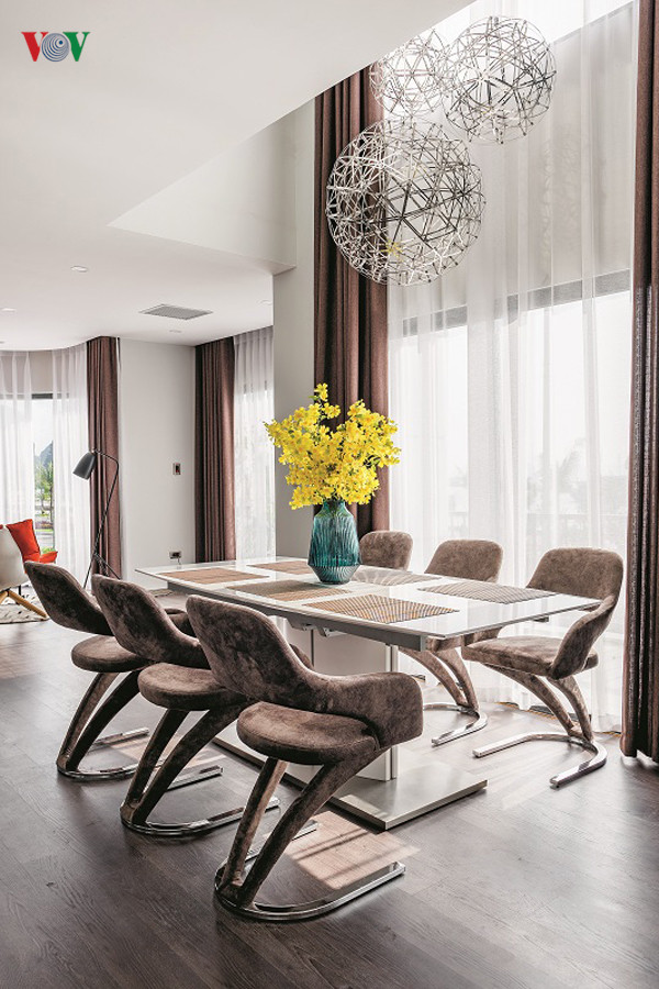 Đặc biệt, công trình được chú trọng đầu tư vào nội thất, với một phong cách hiện đại, đơn giản mà tinh tế, duyên dáng, đầy cá tính. Tông màu nâu - trắng trong nội thất được sử dụng xuyên suốt công trình. Đặc biệt, công trình được chú trọng đầu tư vào nội thất, với một phong cách hiện đại, đơn giản mà tinh tế, duyên dáng, đầy cá tính. Tông màu nâu - trắng trong nội thất được sử dụng xuyên suốt công trình.