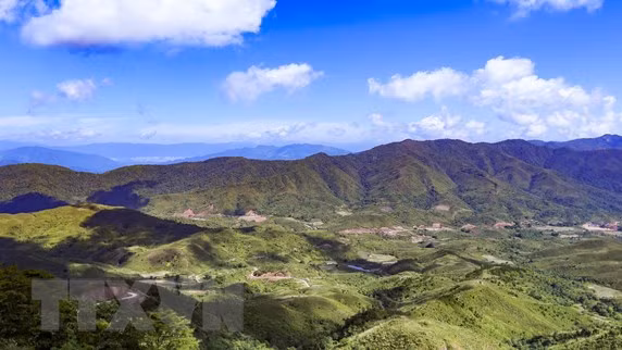  Đây là điểm cực Tây của Tổ quốc, nơi ngã ba biên giới Việt Nam-Lào-Trung Quốc. A Pa Chải được mệnh danh là nơi 1 tiếng gà gáy cả 3 nước cùng nghe và là mục tiêu chinh phục của không ít các phượt thủ. (Ảnh: Xuân Tư/TTXVN)