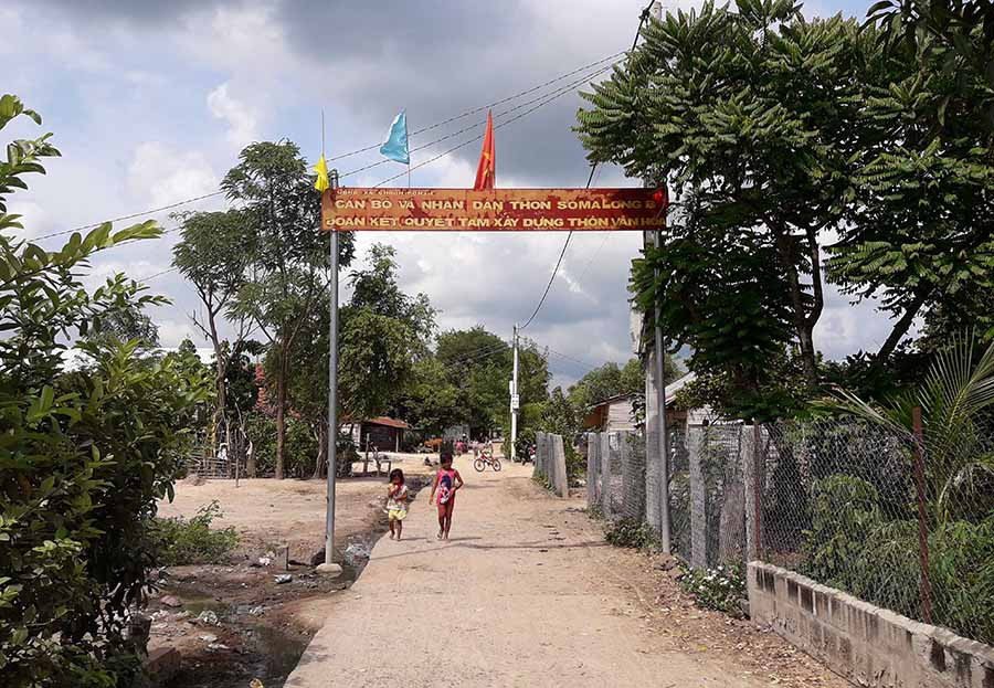 Đường làng Sô Ma Biơng được bê tông hóa. Ảnh: K.H Đường làng Sô Ma Biơng được bê tông hóa. Ảnh: K.H