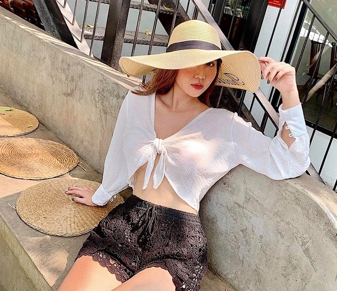 Đặc biệt, vòng eo con kiến, săn chắc, mịn màng không tì vết khiến Huyền Lizzie nhận vô số lời khen ngợi.