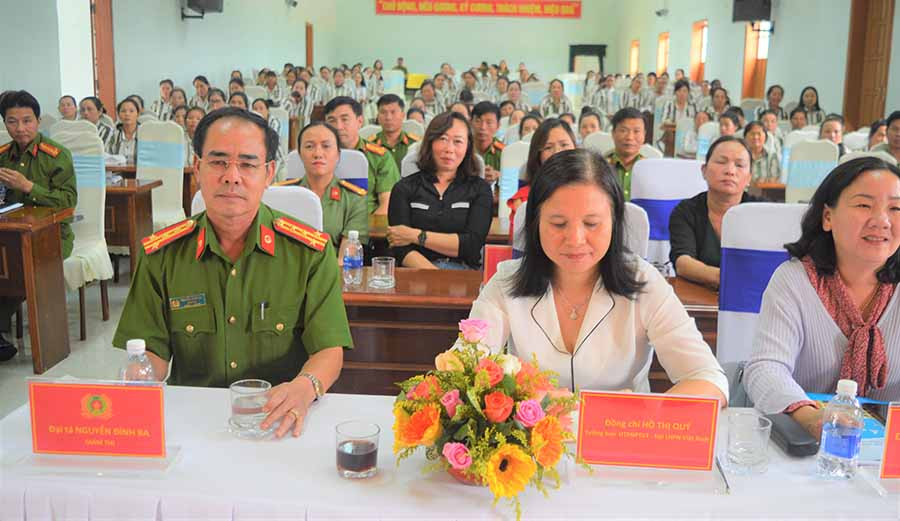  Các đại biểu và nữ phạm nhân tham gia diễn đàn “Cơ hội ngày trở về”. Ảnh: Đ.Y