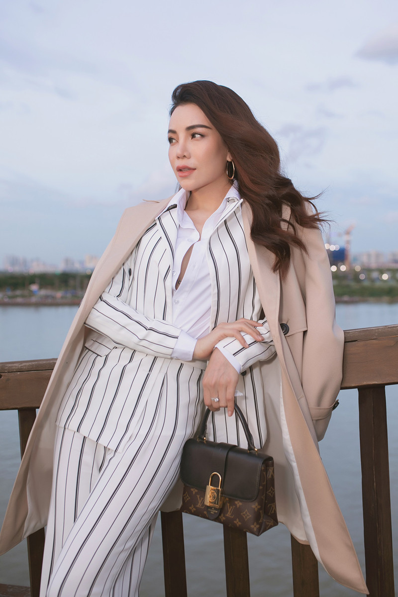 Chiếc túi xách nhỏ nhắn và đôi bông tai cũng được Trà Ngọc Hằng lựa chọn tỉ mỉ, giúp cô thêm phần rạng rỡ và trông không khác gì một quý cô Âu châu thành thị xinh đẹp. Chiếc túi xách nhỏ nhắn và đôi bông tai cũng được Trà Ngọc Hằng lựa chọn tỉ mỉ, giúp cô thêm phần rạng rỡ và trông không khác gì một quý cô Âu châu thành thị xinh đẹp.