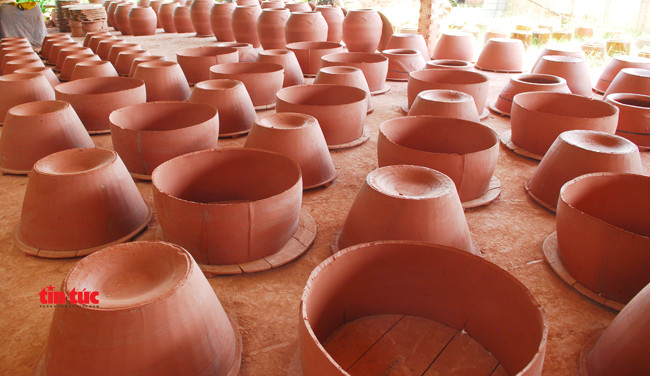  Những phần riêng lẻ của chiếc lu được phơi khô trước khi lắp rồi đem nung.