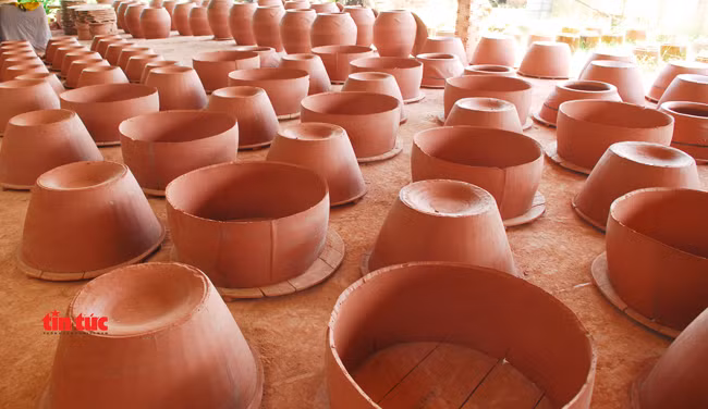  Những phần riêng lẻ của chiếc lu được phơi khô trước khi lắp rồi đem nung.