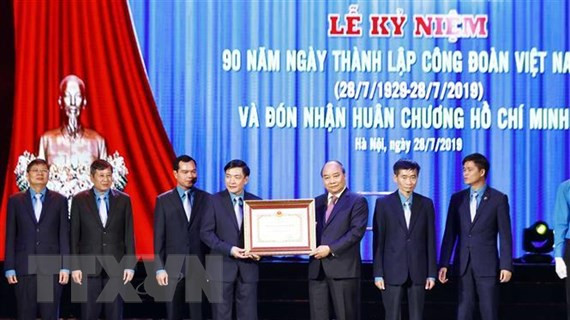 Thủ tướng Nguyễn Xuân Phúc trao tặng Huân chương Hồ Chí Minh lần thứ 3 cho Công đoàn Việt Nam. (Ảnh: Thống Nhất/TTXVN)