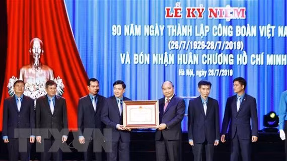 Thủ tướng Nguyễn Xuân Phúc trao tặng Huân chương Hồ Chí Minh lần thứ 3 cho Công đoàn Việt Nam. (Ảnh: Thống Nhất/TTXVN)