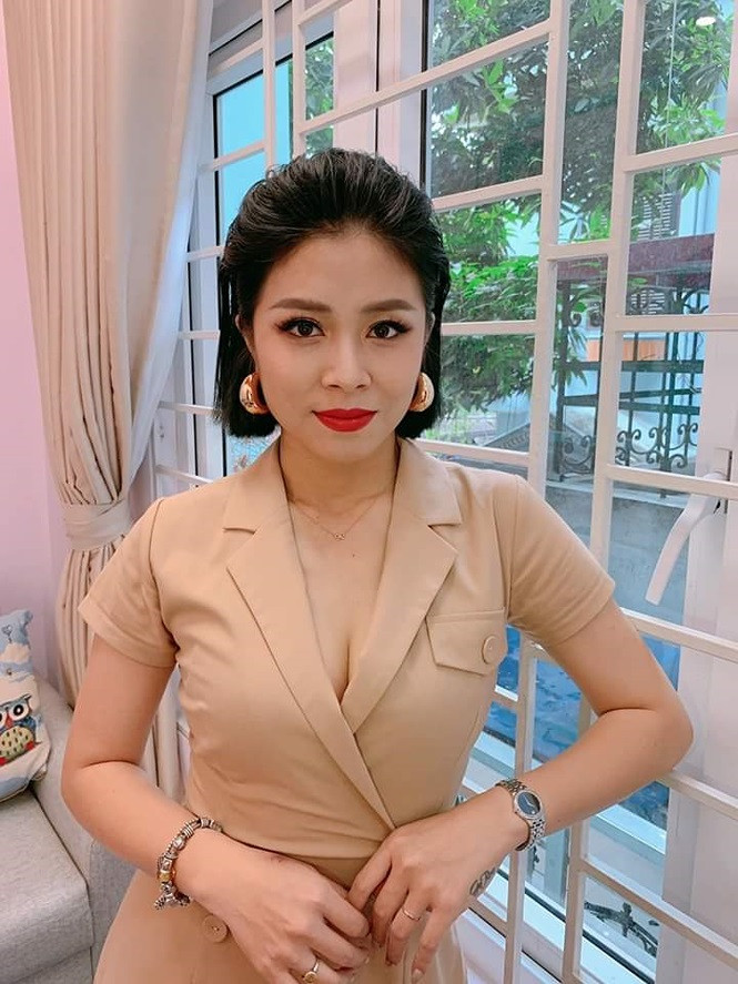 Hiểu được lợi thế này nên ngoài bikini, MC “Chúng tôi là chiến sĩ” thường diện những bộ đồ có thể khoe được vòng 1 gợi cảm của mình khi có dịp.