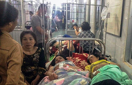 Các bệnh nhân đang được điều trị tại Bệnh viện đa khoa Thị xã Buôn Hồ. Ảnh: Trần Hoá.