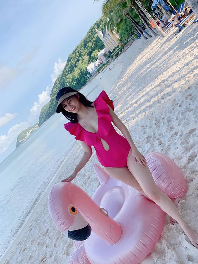 Bản tin Hoa hậu ngày 27/7: Mới đây Á hậu Thanh Tú khiến các fans bất ngờ khi khoe ảnh bikini trên trang cá nhân. Sau hơn 1 tháng sinh con, Á hậu Việt Nam 2016 đã nhanh chóng lấy lại vóc dáng thon thả và quyến rũ