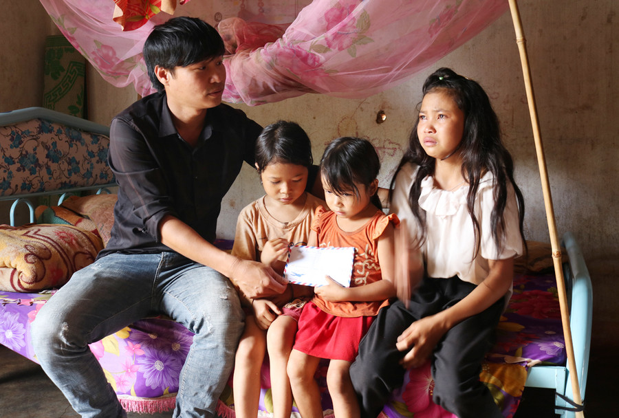 Báo Gia Lai trao tiền bạn đọc giúp 3 cháu nhỏ có hoàn cảnh khó khăn ở làng Pan (xã Dun, huyện Chư Sê). Ảnh: Phạm Ngọc Báo Gia Lai trao tiền bạn đọc giúp 3 cháu nhỏ có hoàn cảnh khó khăn ở làng Pan (xã Dun, huyện Chư Sê). Ảnh: Phạm Ngọc