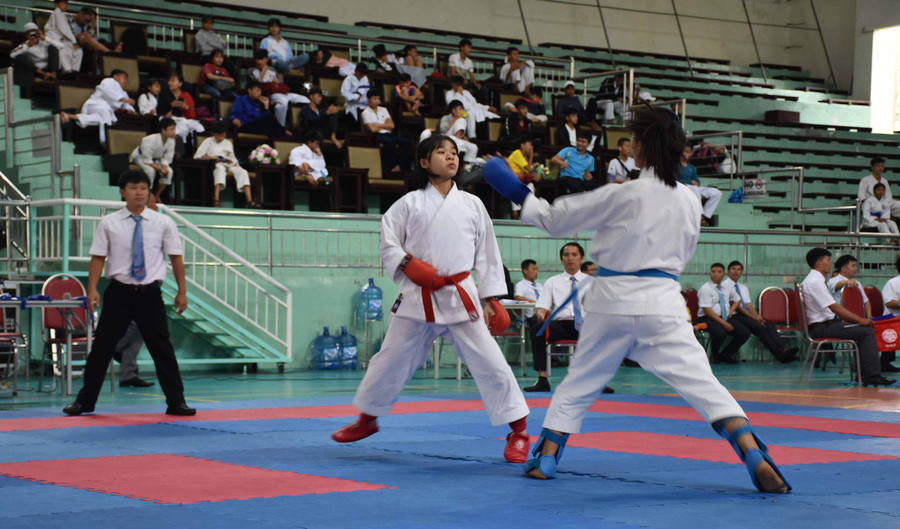 Các VĐV thi đấu trận chung kết đối kháng Kumite đồng đội nữ trên 15 tuổi. Ảnh: Hà Phương