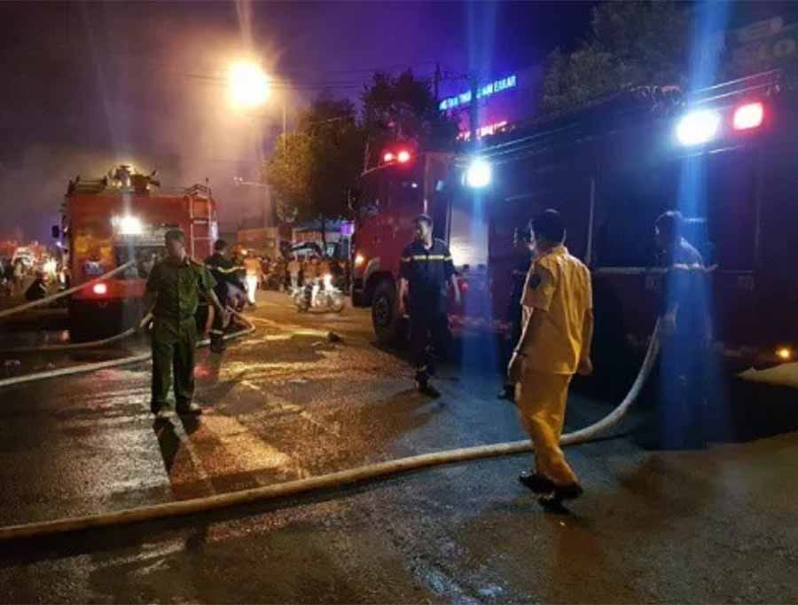 Nhiều xe chữa cháy tới hiện trường