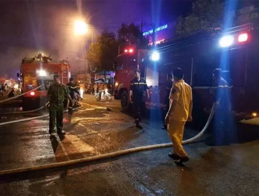 Nhiều xe chữa cháy tới hiện trường