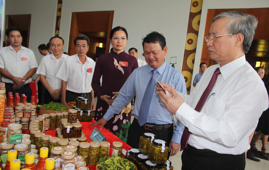 Đồng chí Trần Quốc Vượng thăm quan các gian hàng trưng bày sản phẩm nông nghiệp của các hợp tác xã tỉnh Lào Cai trong giờ giải lao. Ảnh: Nguyễn Đông