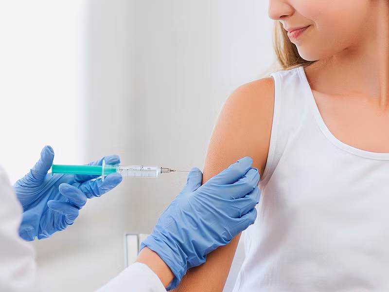 Tại Việt Nam, hiện các chi phí liên quan tới tiêm vaccine HPV vẫn chưa được BHYT chi trả. (Ảnh minh họa: KT)