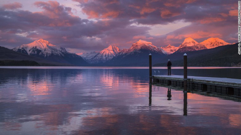 Nếu bạn muốn đi hết Đường đến Mặt trời ở Công viên quốc gia Glacier thì hãy thật kiên nhẫn. Hãy dừng chân ở đỉnh Cannon và đỉnh Brown ngắm khung cảnh phản chiếu trên hồ Mc Donald trong công viên Montana.