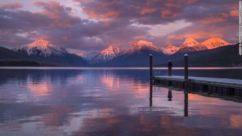 Nếu bạn muốn đi hết Đường đến Mặt trời ở Công viên quốc gia Glacier thì hãy thật kiên nhẫn. Hãy dừng chân ở đỉnh Cannon và đỉnh Brown ngắm khung cảnh phản chiếu trên hồ Mc Donald trong công viên Montana.