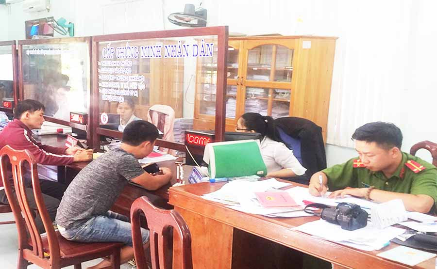 Bộ phận tiếp nhận và trả kết quả tại UBND huyện Kbang. Ảnh: C.Đ Bộ phận tiếp nhận và trả kết quả tại UBND huyện Kbang. Ảnh: C.Đ