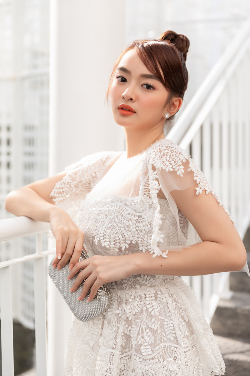 Trong chiếc váy ren trắng phủ toàn thân, Kaity Nguyễn tôn lên vẻ đẹp nữ tính, nhẹ nhàng, có phần lạnh lùng nhưng đầy thu hút.