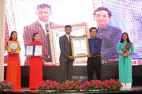 Đại diện Tổ chức Liên minh Kỷ lục Thế giới trao chứng nhận kỷ lục cho họa sĩ Đoàn Việt Tiến