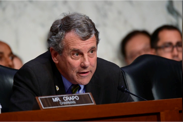  Thượng nghị sỹ đảng Dân chủ Sherrod Brown, thành viên Ủy ban Ngân hàng Thượng viện Mỹ tại phiên điều trần. (Nguồn: Reuters)