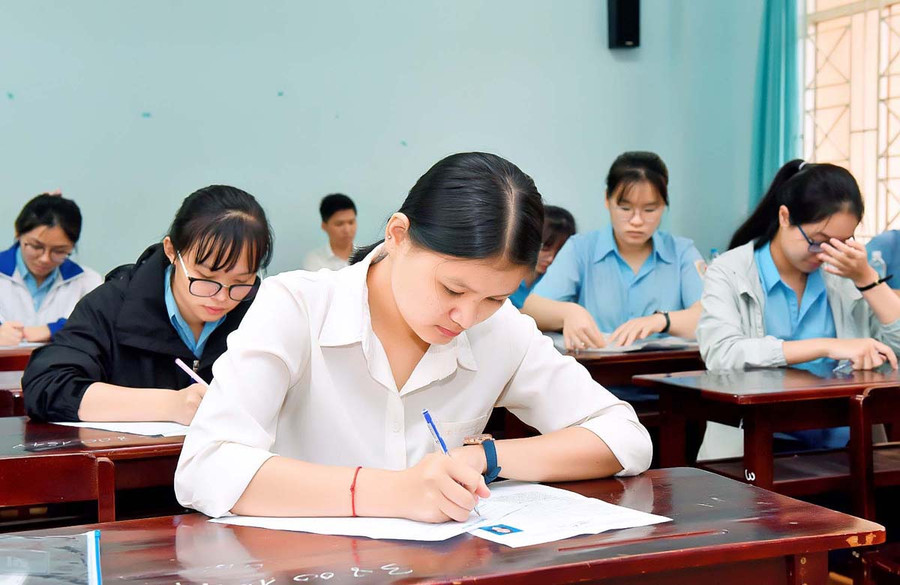 Thí sinh tham dự kỳ thi THPT Quốc gia 2019 tại điểm thi Trường THPT chuyên Hùng Vương. Ảnh: Đức Thụy