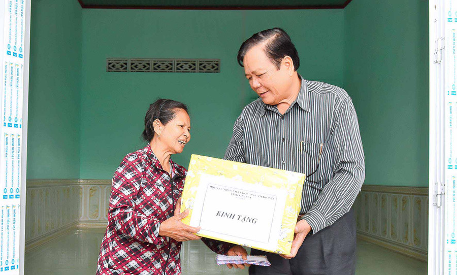 Ông Bùi Thanh Hoàng-Phó Chủ tịch Thường trực Hội nạn nhân chất độc da cam/dioxin tỉnh trao quà cho gia đình. Ảnh: Đức Thụy Ông Bùi Thanh Hoàng-Phó Chủ tịch Thường trực Hội nạn nhân chất độc da cam/dioxin tỉnh trao quà cho gia đình. Ảnh: Đức Thụy