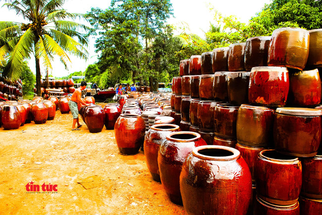 Lu sau khi nung xong được đưa ra ngoài.