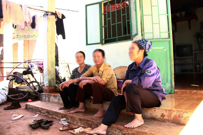 Những bà mẹ đơn thân này đều cùng một quê, cùng chung cảnh ngộ nên họ thương nhau, coi nhau như ruột thịt