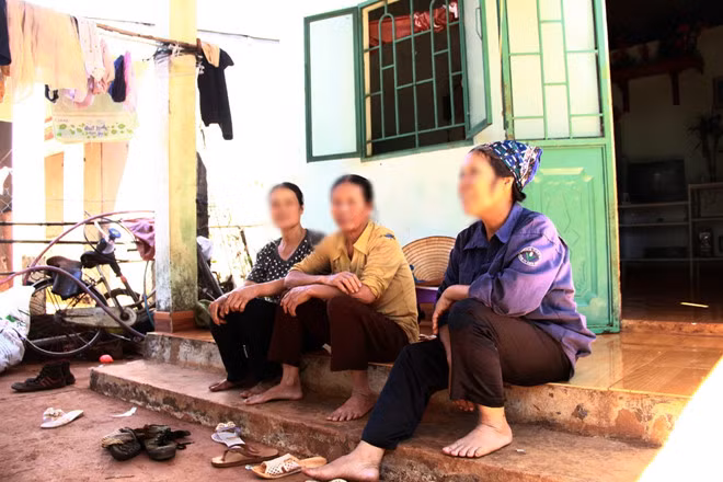 Những bà mẹ đơn thân này đều cùng một quê, cùng chung cảnh ngộ nên họ thương nhau, coi nhau như ruột thịt