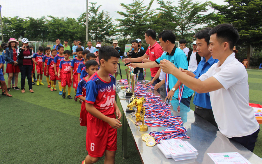 Ban tổ chức trao huy chương cho các cầu thủ. Ảnh Phan Lài