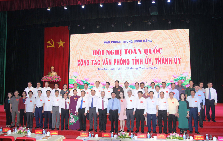 Đồng chí Trần Quốc Vượng chụp hình lưu niệm với Thường trực Tỉnh ủy các Tỉnh ủy, Thành ủy dự Hội nghị. Ảnh: Nguyễn Đông