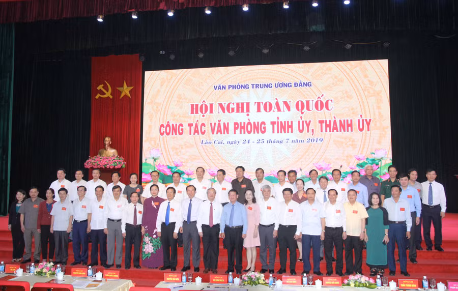 Đồng chí Trần Quốc Vượng chụp hình lưu niệm với Thường trực Tỉnh ủy các Tỉnh ủy, Thành ủy dự Hội nghị. Ảnh: Nguyễn Đông