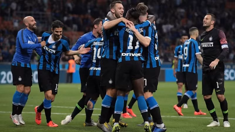  Inter Milan về thứ 8 trong danh sách này khi bỏ túi số tiền 353.8 triệu euro sau 5 năm. 