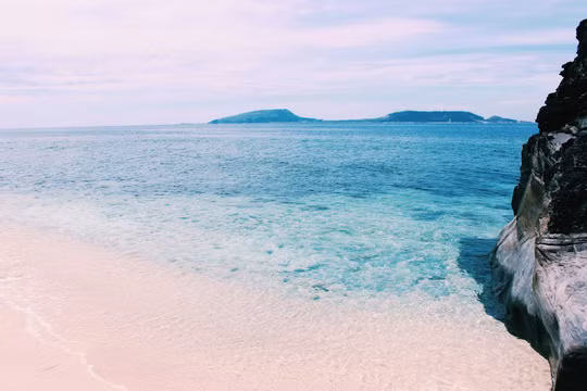 Một bãi tắm trong vắt trên đảo Bé