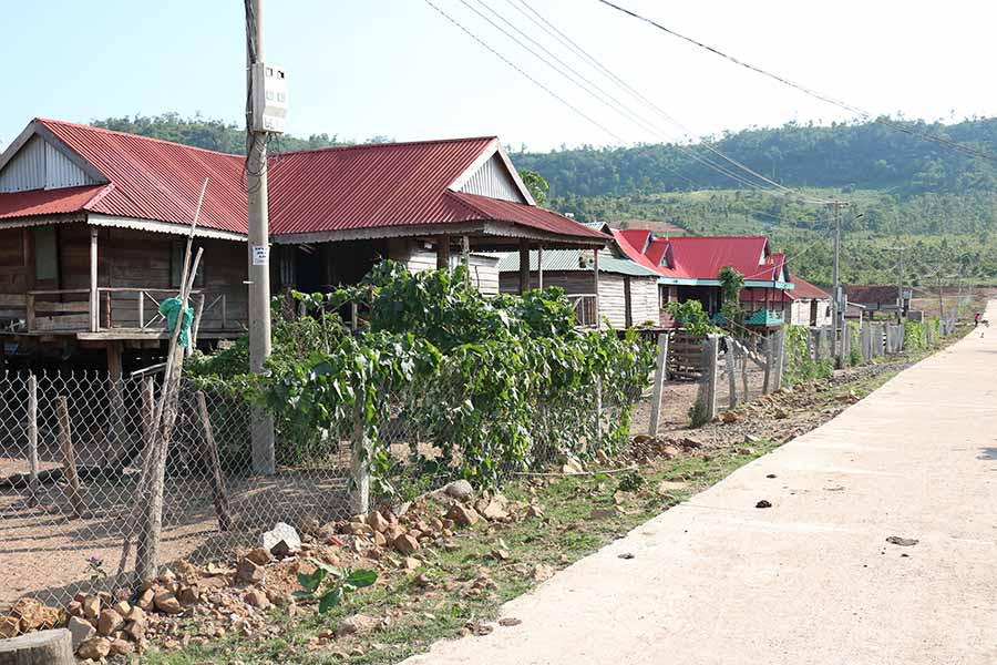 Một góc làng Hek sau khi di dời sắp xếp. Ảnh: N.T