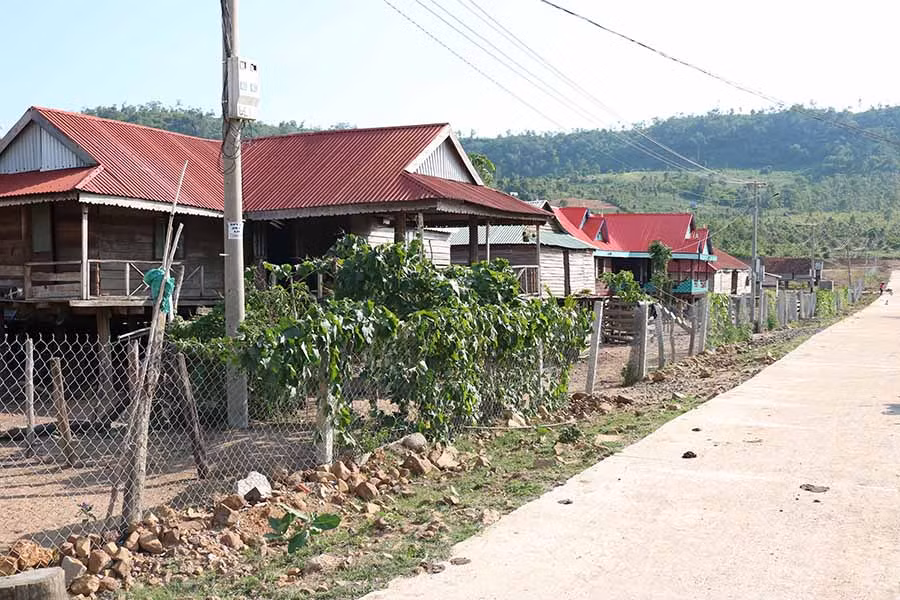 Một góc làng Hek sau khi di dời sắp xếp. Ảnh: N.T