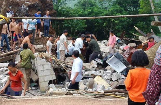 Người dân đào bới đống đổ nát của căn nhà bị sập, cứu 3 thành viên trong gia đình anh Nông Văn Trường. (Ảnh: CTV/TTXVN)  Người dân đào bới đống đổ nát của căn nhà bị sập, cứu 3 thành viên trong gia đình anh Nông Văn Trường. (Ảnh: CTV/TTXVN)