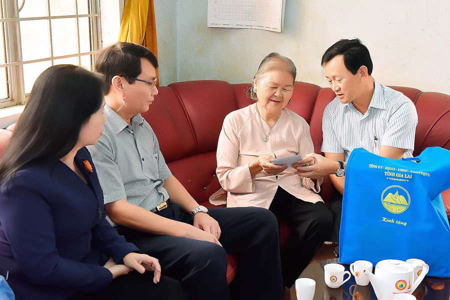 Bí thư Tỉnh ủy Dương Văn Trang thăm, tặng quà gia đình bà Phạm Thị Quý (phường Yên Thế, TP. Pleiku). Ảnh: Đức Thụy Bí thư Tỉnh ủy Dương Văn Trang thăm, tặng quà gia đình bà Phạm Thị Quý (phường Yên Thế, TP. Pleiku). Ảnh Đức Thụy