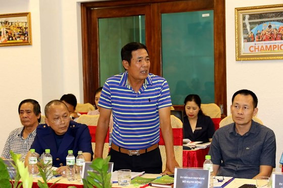 Ông Trần Mạnh Hùng (đứng) tại Hội nghị VFF ngày 3-7