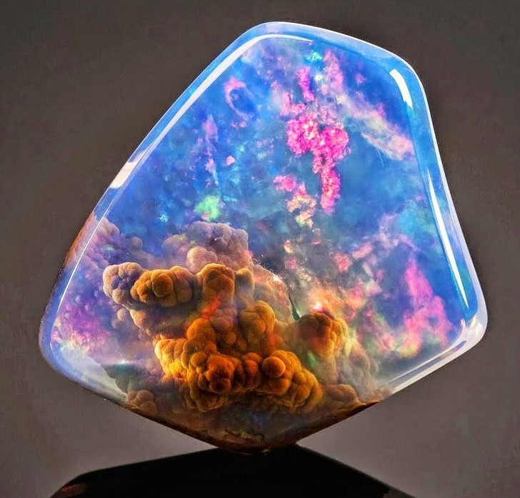 Viên đá opal này trông như thể hình ảnh thu nhỏ của vũ trụ thuở hồng hoang.