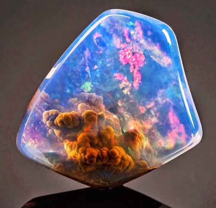 Viên đá opal này trông như thể hình ảnh thu nhỏ của vũ trụ thuở hồng hoang.