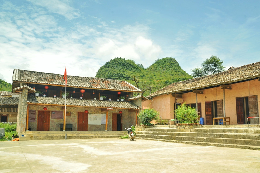 Ngoài phục vụ ngủ nghỉ, trải nghiệm văn hóa, du khách còn được thưởng thức các món ăn truyền thống địa phương. Các buổi tối cuối tuần, nhiều hoạt động biểu diễn văn hóa văn nghệ của cộng đồng người Lô Lô diễn ra tại nhà văn hóa đầu thôn. Ngoài phục vụ ngủ nghỉ, trải nghiệm văn hóa, du khách còn được thưởng thức các món ăn truyền thống địa phương. Các buổi tối cuối tuần, nhiều hoạt động biểu diễn văn hóa văn nghệ của cộng đồng người Lô Lô diễn ra tại nhà văn hóa đầu thôn.